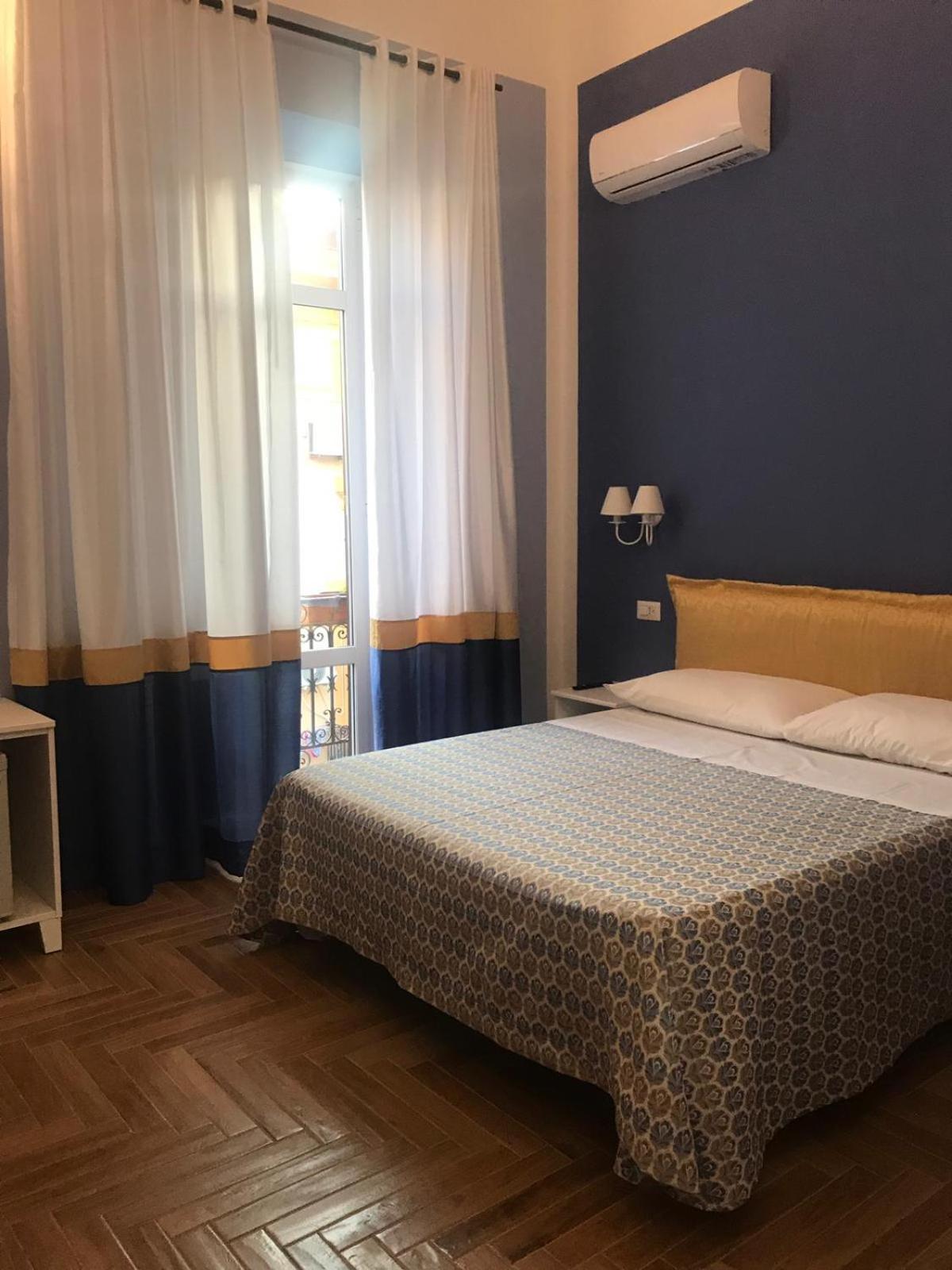 B&B I Due Teatri Napels Buitenkant foto
